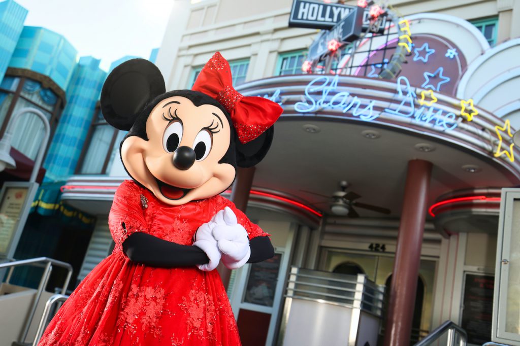 Minnie Mouse hosting a yuletide gathering at Hollywood & Vine at Disney’s Hollywood Studios